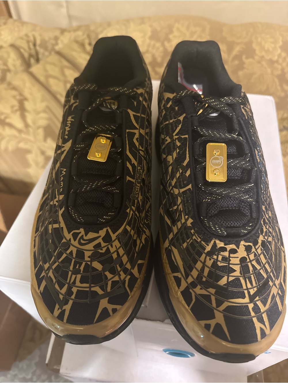 Nike Men's Black and Gold Graphic Sneakers